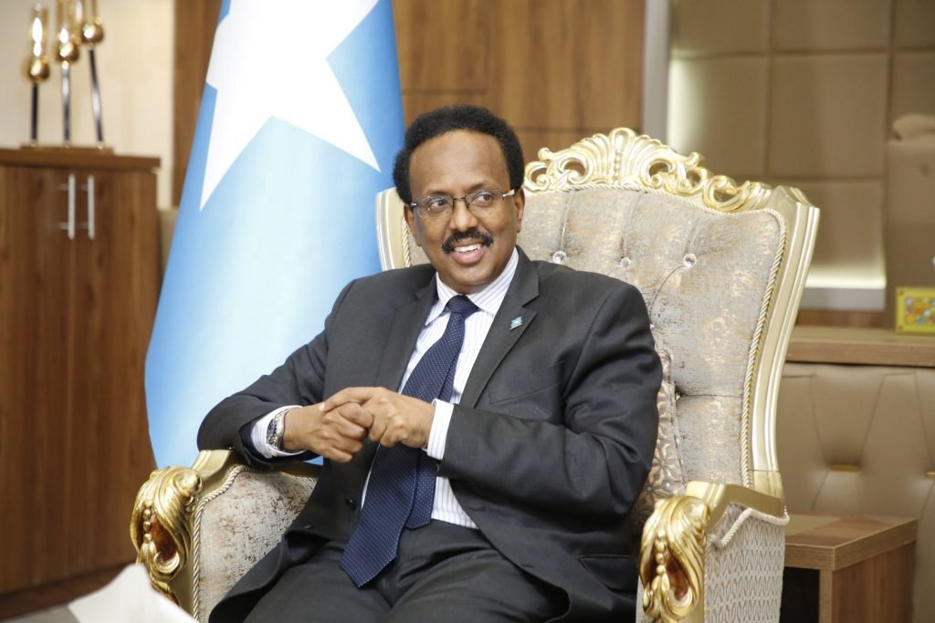Madaxweyne Farmaajo iyo Wafdi uu Hogaaminayo oo Gaarey Dhuusamareeb